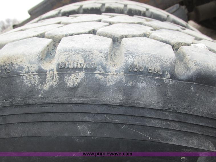 image for item J8978 2003 Peterbilt 379 semi truck