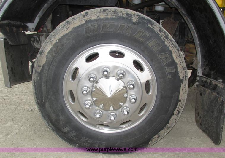 image for item J8978 2003 Peterbilt 379 semi truck