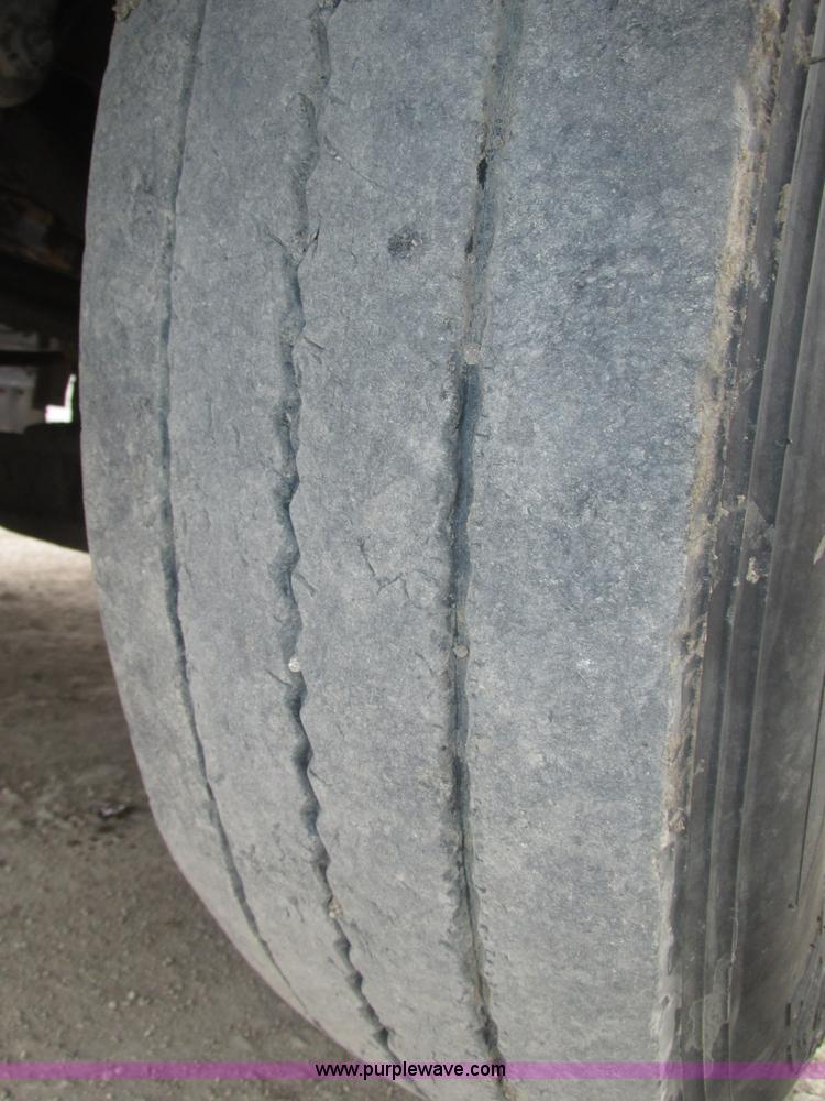 image for item J8978 2003 Peterbilt 379 semi truck