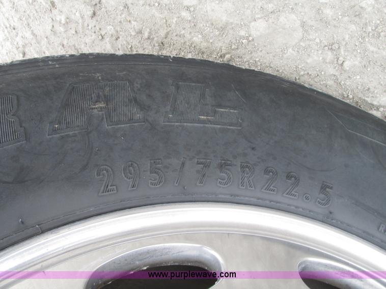 image for item J8978 2003 Peterbilt 379 semi truck