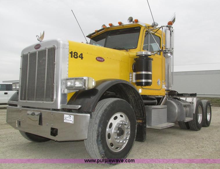 image for item J8979 2002 Peterbilt 379 semi truck