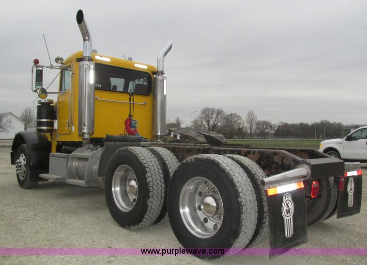 image for item J8979 2002 Peterbilt 379 semi truck