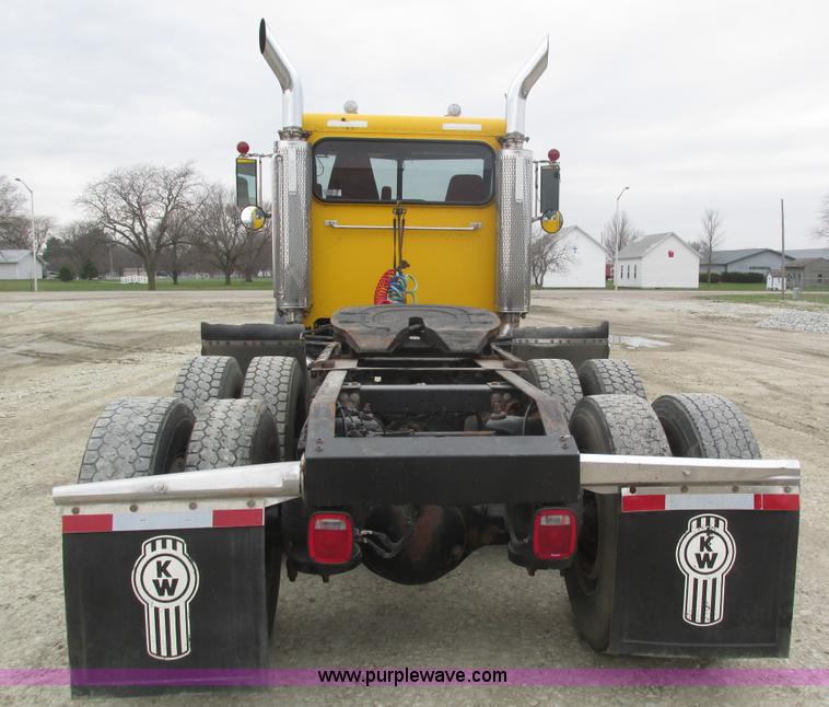 image for item J8979 2002 Peterbilt 379 semi truck