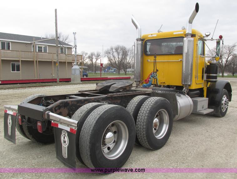 image for item J8979 2002 Peterbilt 379 semi truck
