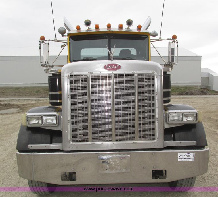 image for item J8979 2002 Peterbilt 379 semi truck