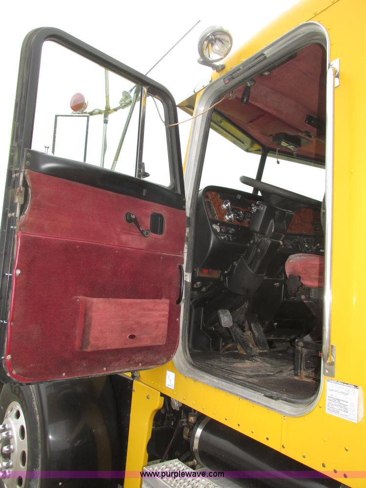 image for item J8979 2002 Peterbilt 379 semi truck