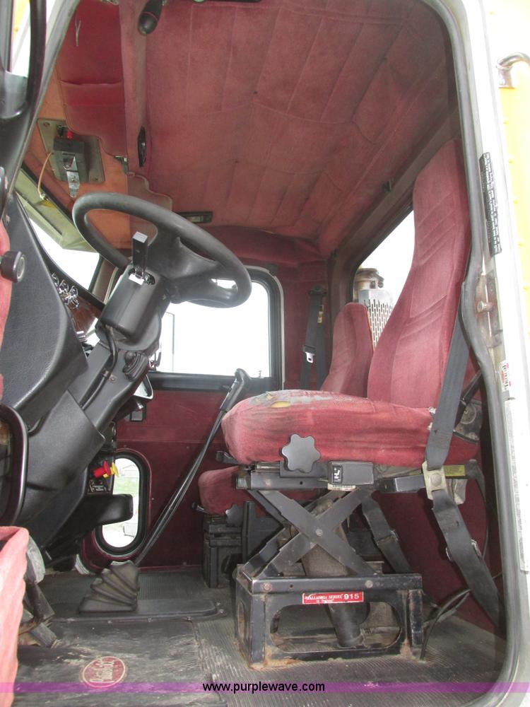 image for item J8979 2002 Peterbilt 379 semi truck