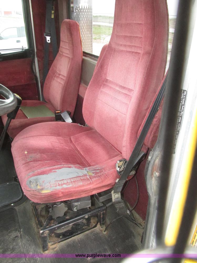 image for item J8979 2002 Peterbilt 379 semi truck