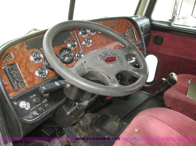 image for item J8979 2002 Peterbilt 379 semi truck