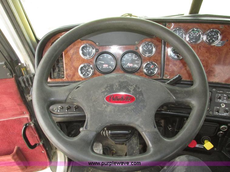 image for item J8979 2002 Peterbilt 379 semi truck