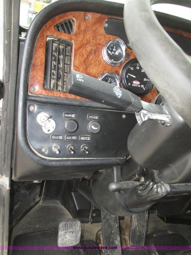 image for item J8979 2002 Peterbilt 379 semi truck