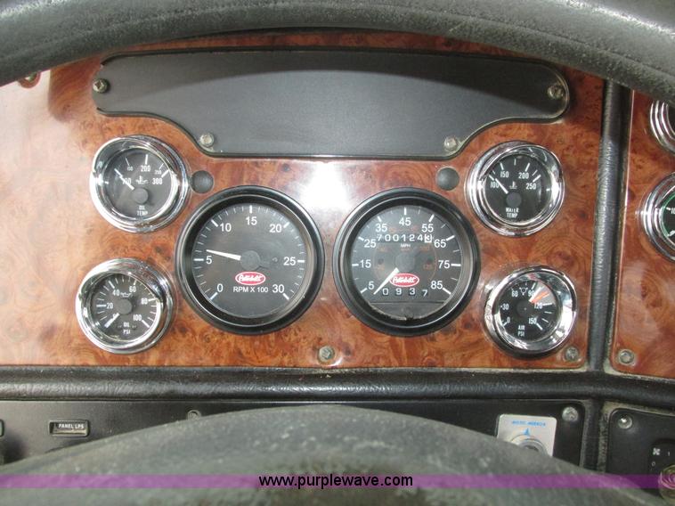 image for item J8979 2002 Peterbilt 379 semi truck