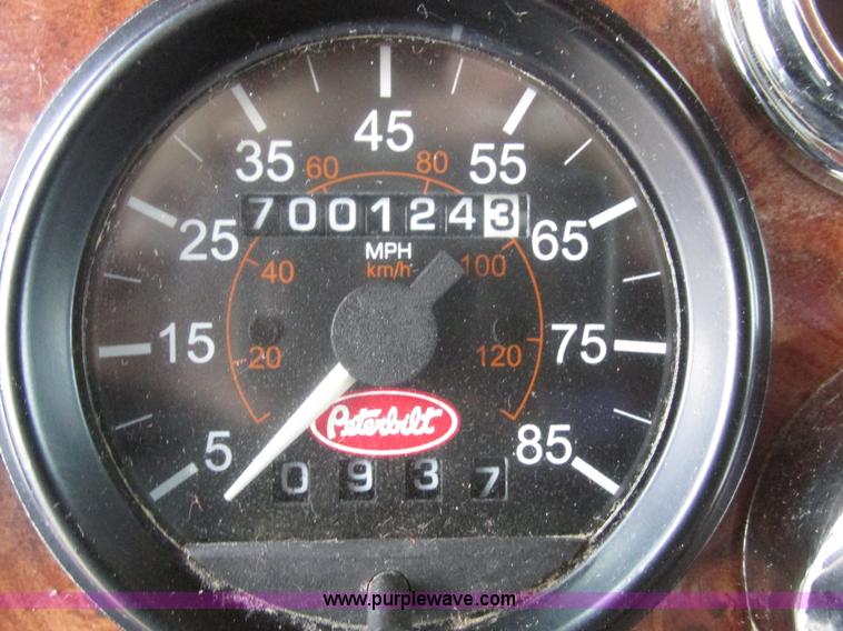 image for item J8979 2002 Peterbilt 379 semi truck