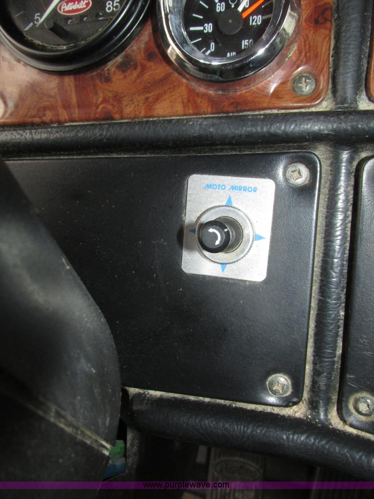 image for item J8979 2002 Peterbilt 379 semi truck