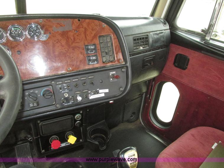 image for item J8979 2002 Peterbilt 379 semi truck