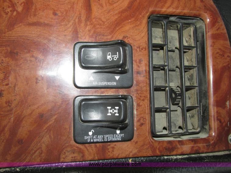 image for item J8979 2002 Peterbilt 379 semi truck