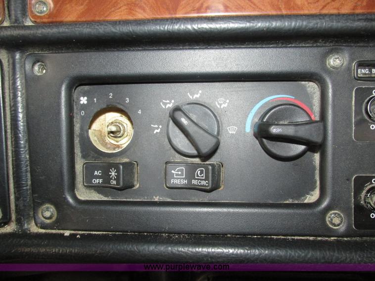 image for item J8979 2002 Peterbilt 379 semi truck