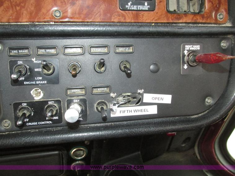 image for item J8979 2002 Peterbilt 379 semi truck