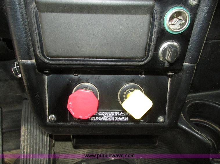 image for item J8979 2002 Peterbilt 379 semi truck