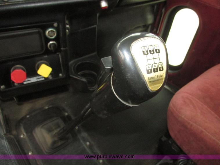 image for item J8979 2002 Peterbilt 379 semi truck