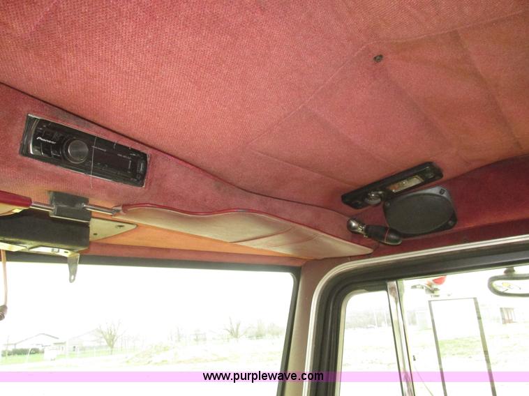 image for item J8979 2002 Peterbilt 379 semi truck