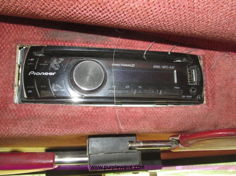 image for item J8979 2002 Peterbilt 379 semi truck