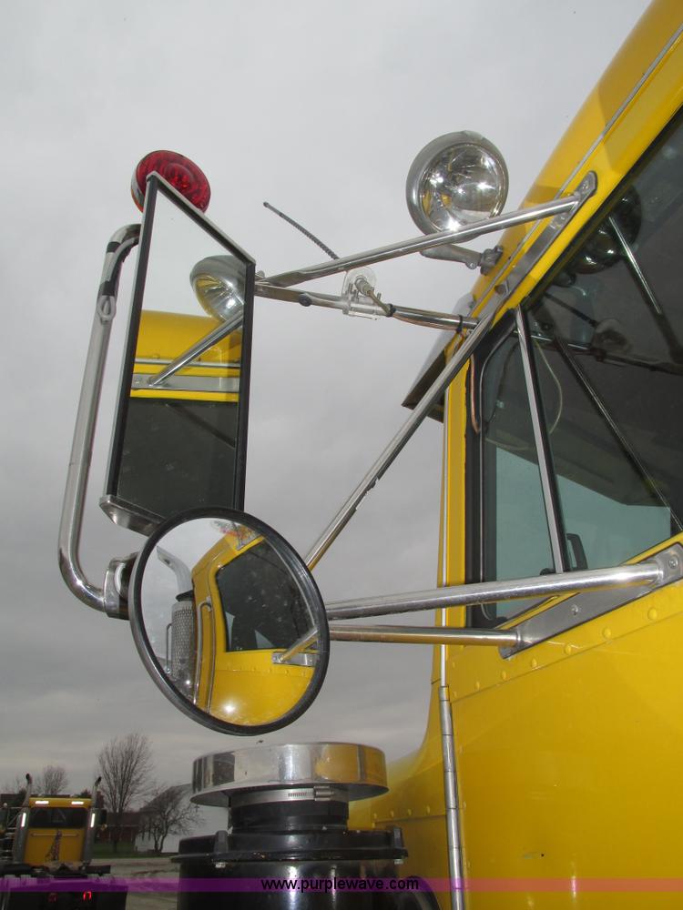 image for item J8979 2002 Peterbilt 379 semi truck