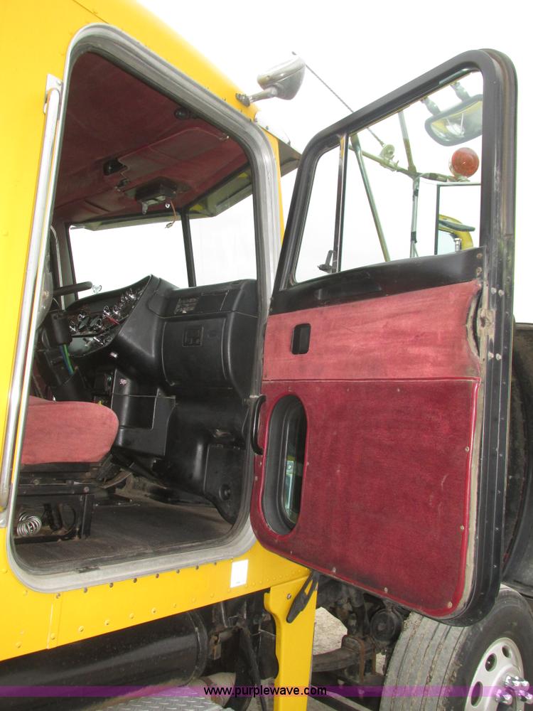 image for item J8979 2002 Peterbilt 379 semi truck