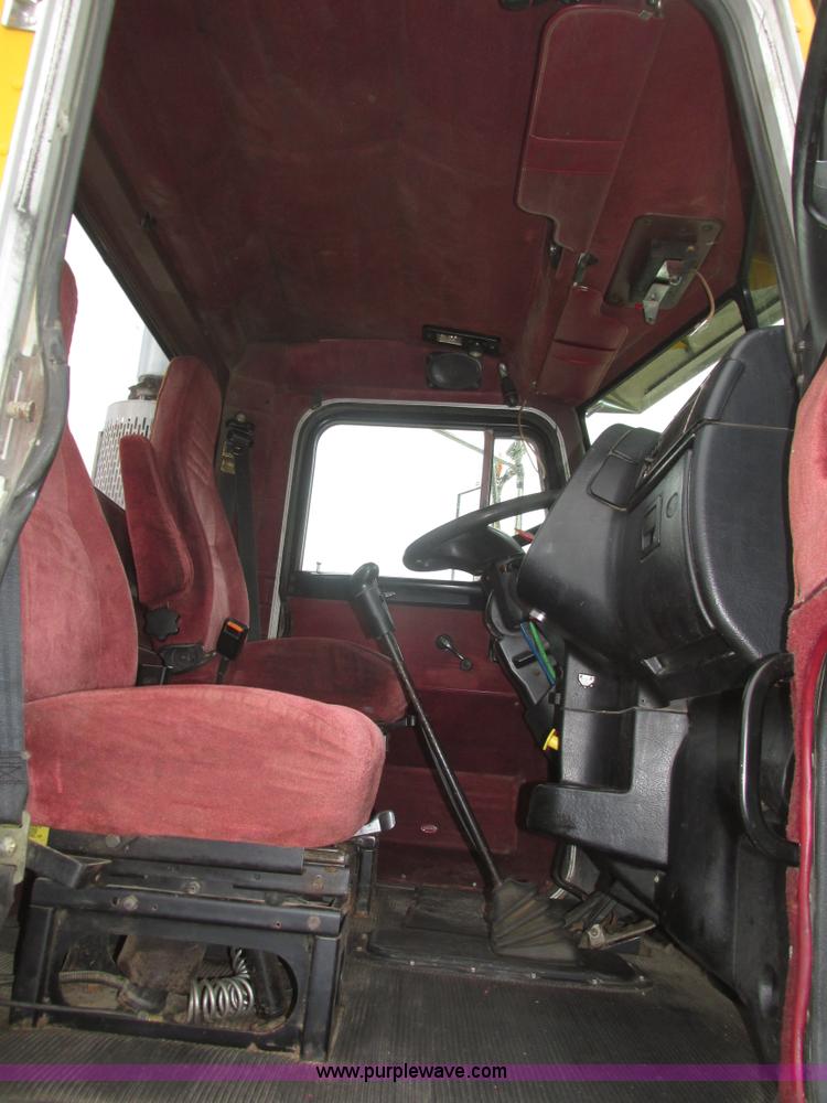 image for item J8979 2002 Peterbilt 379 semi truck