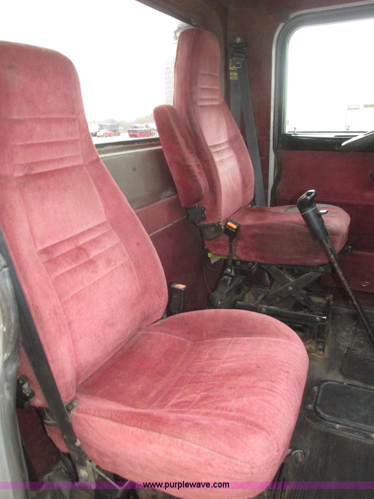 image for item J8979 2002 Peterbilt 379 semi truck