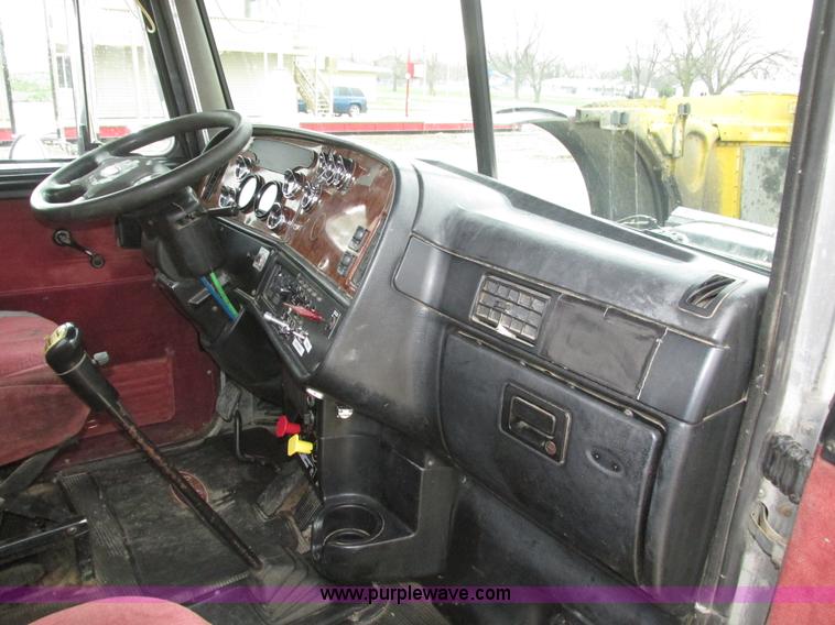 image for item J8979 2002 Peterbilt 379 semi truck