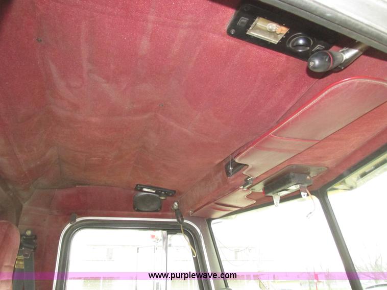 image for item J8979 2002 Peterbilt 379 semi truck