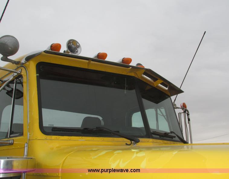 image for item J8979 2002 Peterbilt 379 semi truck
