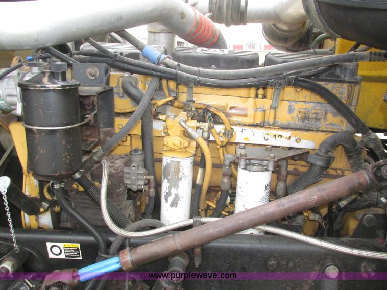 image for item J8979 2002 Peterbilt 379 semi truck