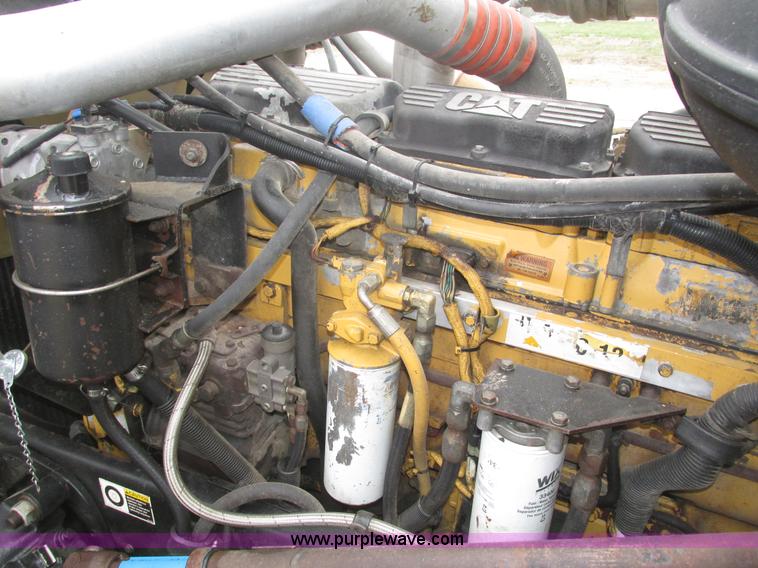 image for item J8979 2002 Peterbilt 379 semi truck