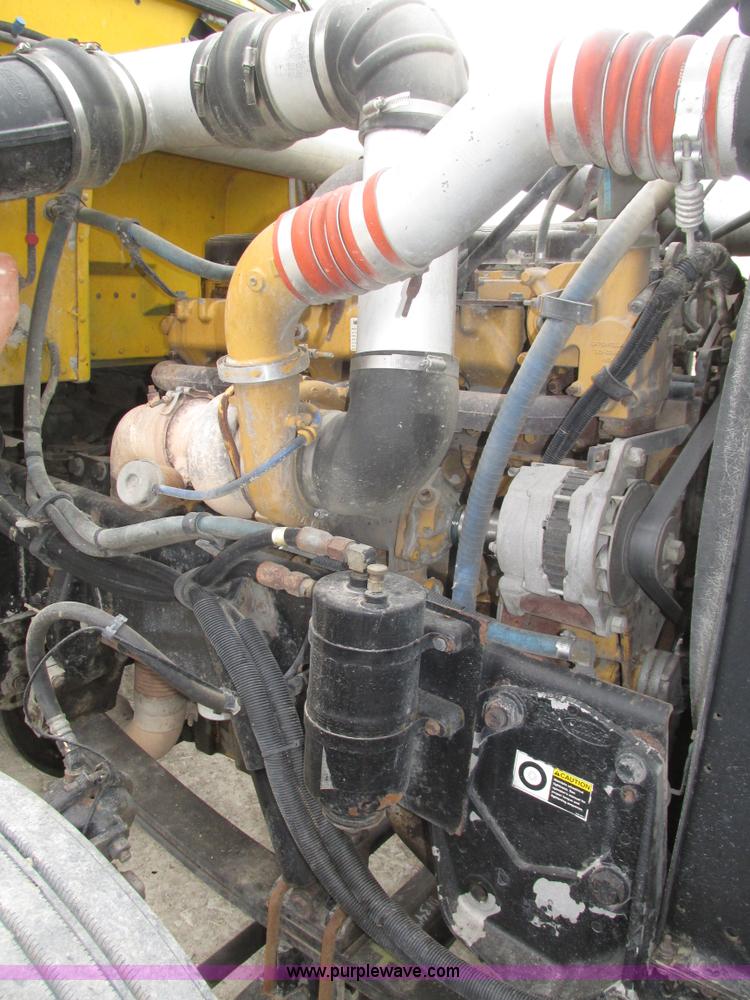 image for item J8979 2002 Peterbilt 379 semi truck