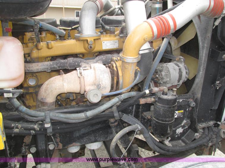 image for item J8979 2002 Peterbilt 379 semi truck