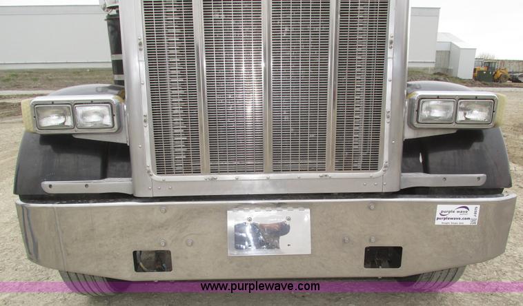 image for item J8979 2002 Peterbilt 379 semi truck