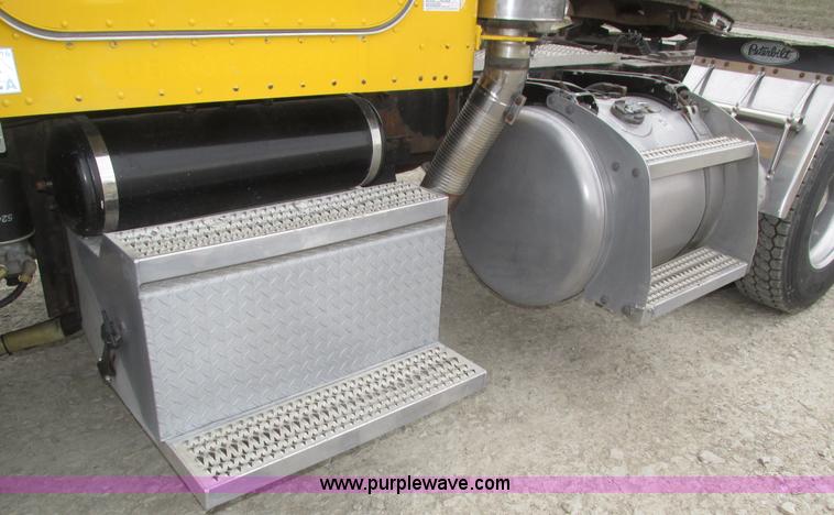 image for item J8979 2002 Peterbilt 379 semi truck