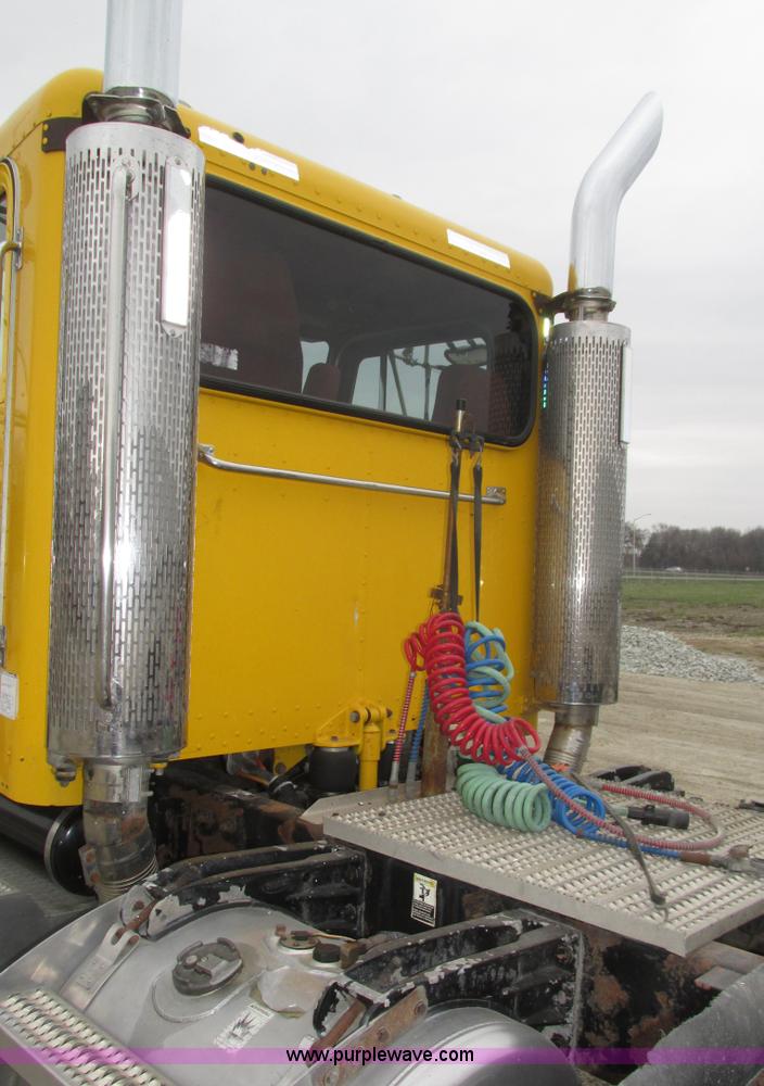 image for item J8979 2002 Peterbilt 379 semi truck