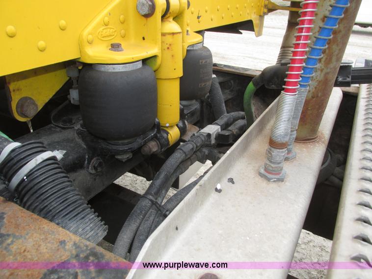 image for item J8979 2002 Peterbilt 379 semi truck