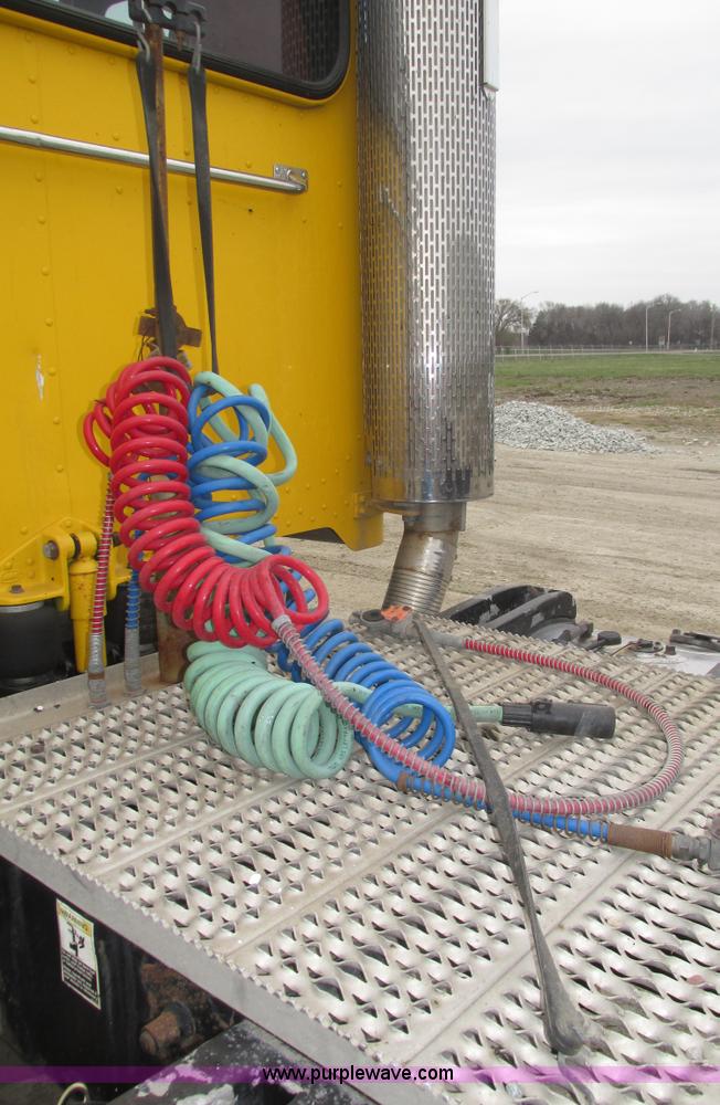 image for item J8979 2002 Peterbilt 379 semi truck