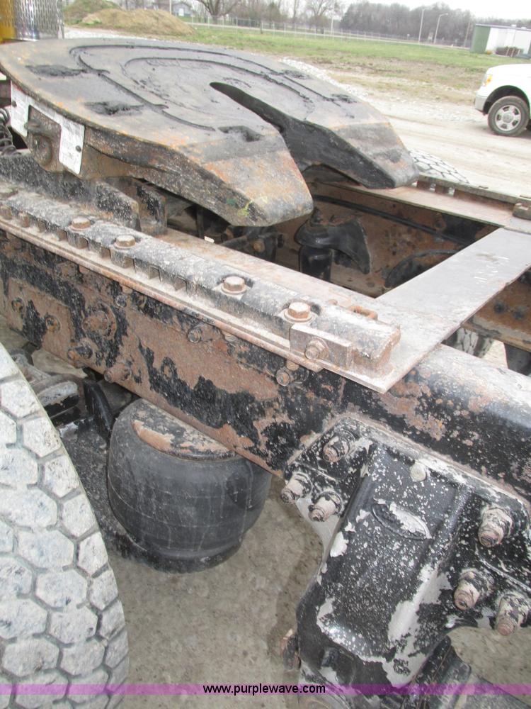 image for item J8979 2002 Peterbilt 379 semi truck