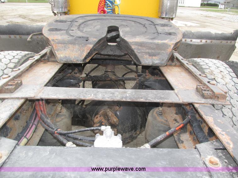 image for item J8979 2002 Peterbilt 379 semi truck