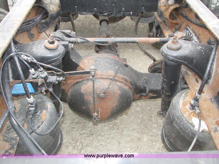 image for item J8979 2002 Peterbilt 379 semi truck