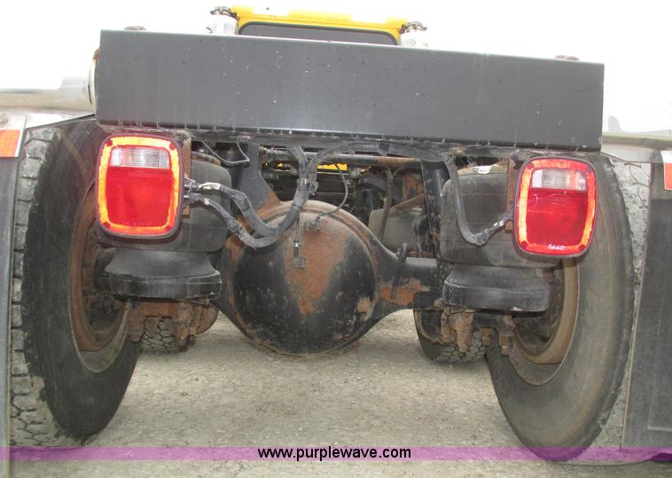 image for item J8979 2002 Peterbilt 379 semi truck