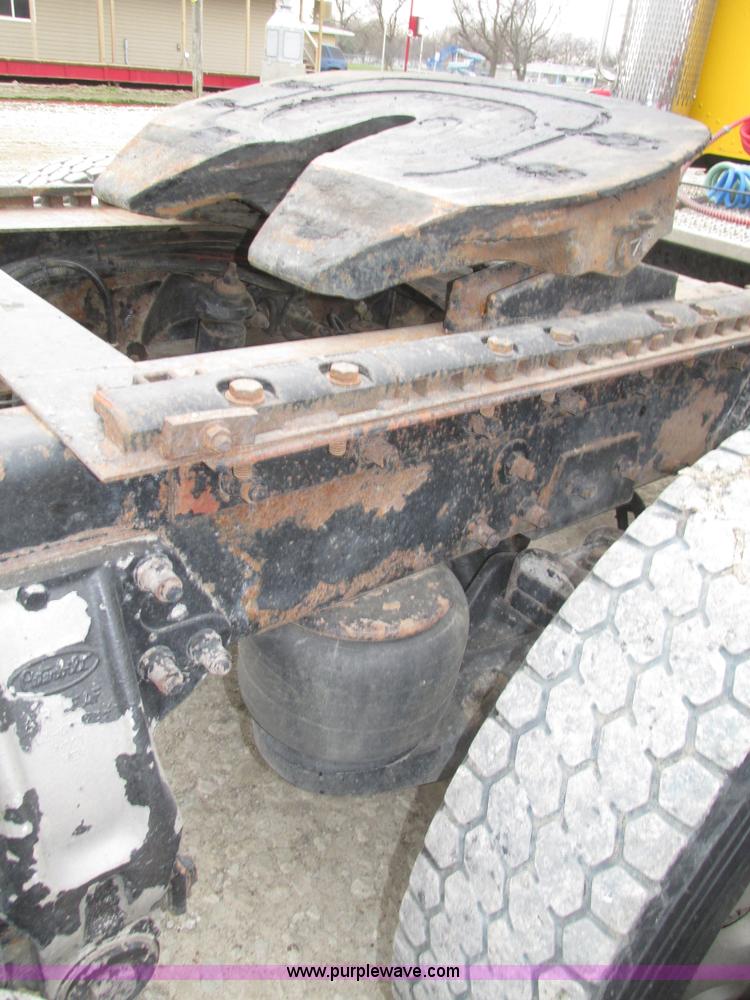 image for item J8979 2002 Peterbilt 379 semi truck