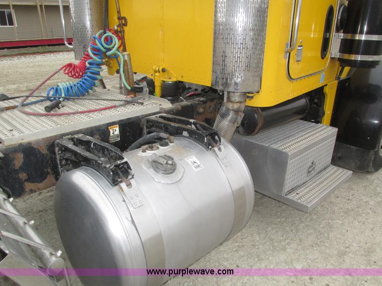 image for item J8979 2002 Peterbilt 379 semi truck