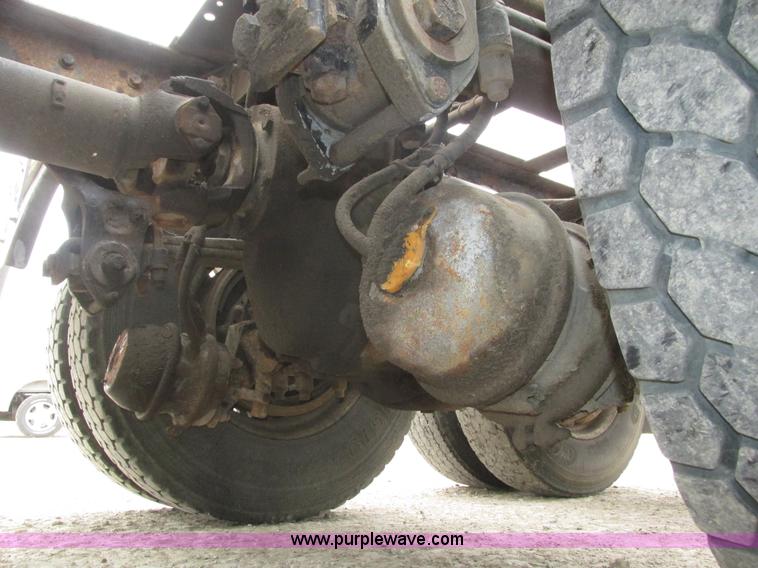 image for item J8979 2002 Peterbilt 379 semi truck