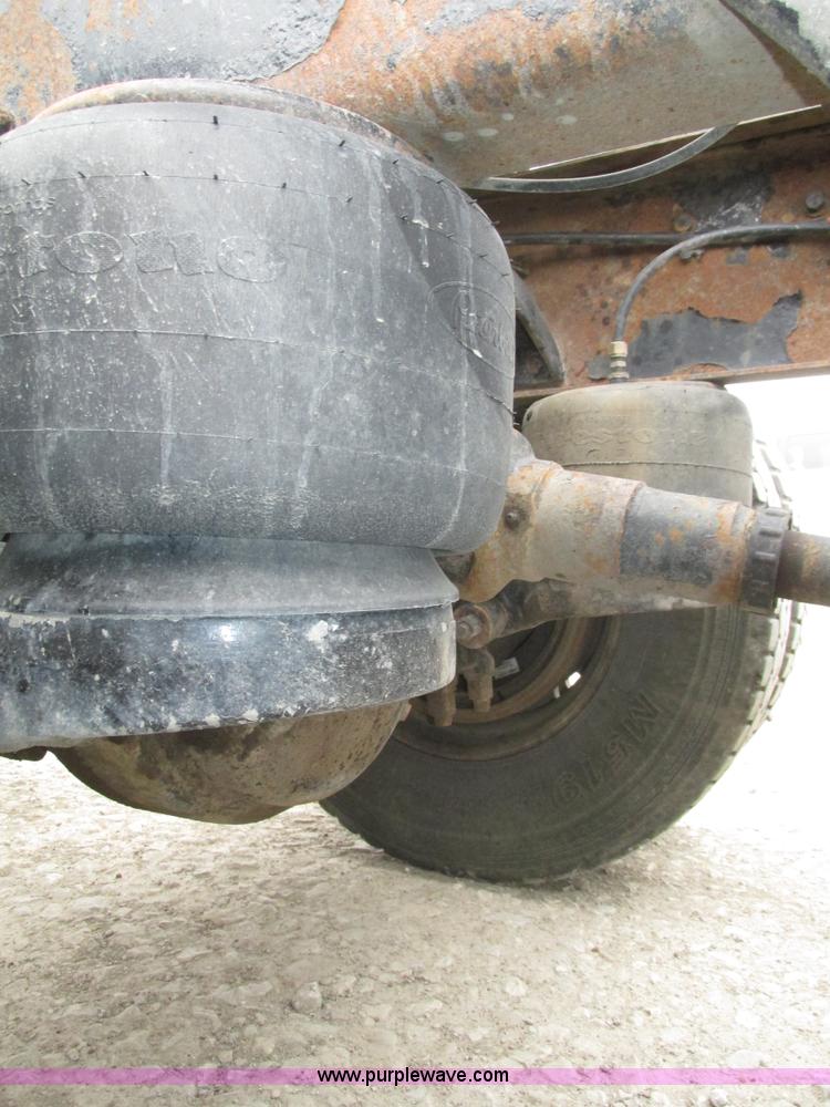 image for item J8979 2002 Peterbilt 379 semi truck